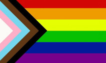 Lá cờ hình chữ nhật có sáu sọc ngang có chiều rộng bằng nhau: đỏ, cam, vàng, lục, lam và tím; một hình tam giác ở phía bên trái bao gồm các sọc có màu sau (từ bên trái sang): trắng, hồng, xanh nhạt, nâu, đen